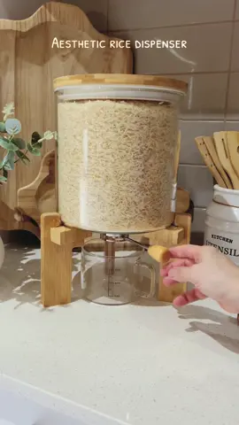 My favourite buy this year is this aesthetic wooden/glass rice dispencer. I bought it from amazon. This is the 5L, they also have 7L available. #ricedispenser #aesthetic #aesthetickitchenfinds #KitchenHacks #kitchengadgets #kitchenware 