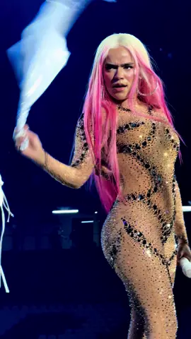 KAROL G - ESTADIO SANTIAGO BERNABEU - 20 DE JULIO 🌸🌈☁️✨💖 #karolg #españa #karolgcolombia #santiagobernabeu #madrid #micama 