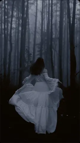 Di bawah cangkang akasha, atma ini kerap terjebak dalam labirin karma. Setiap langkah seperti tersesat dalam maya yang menghimpit jiwa, hingga kadang muncul rasa tak lagi kuat bertahan. Padma harsa yang dulu mekar kini layu oleh cengkraman takdir, meninggalkan luka yang menganga dalam relung kalpana. Bagaikan dewa yang kehilangan amrta, hidupku kehilangan makna. Kala chandra purnama memayungi bumi, kuterpekur dalam kesendirian, mencari jejak anagata yang masih tersisa. Setiap kenangan seperti pisau tajam yang menusuk sanubari, mengiris perih tak berkesudahan. Airmata tak lagi mampu meredam rasa abisatya yang membelenggu, menggiringku pada jurang putus asa. Seperti jiva yang kehilangan tempatnya, aku tersesat dalam kegelapan hati. Meski dalam hiruk-pikuk samsara, bayang-bayang harapan masih menari dalam kegelapan. Namun, setiap kali mencoba meraih, bayangan itu sirna bagaikan mimpi di tengah ratri. Setiap serpihan asmara yang kupungut di sepanjang jalan, seolah menguap tanpa meninggalkan jejak. Rasa cemas dan duka menyatu dalam cakra takdir yang terus berputar tanpa henti. Dalam setiap hembusan vayu, kubisikkan doa pada semesta yang seolah tuli pada jeritan sukma. Kumohonkan secercah cahaya, walau hanya setitik, untuk menerangi langkahku yang mulai goyah. Namun, kegelapan masih saja menutupi pandanganku, dan keberanian yang pernah ada kini luntur oleh derasnya ujana duka. Mungkin saatnya menyerah pada angkara, membiarkan diri tenggelam dalam samudra abisatya tanpa akhir. #diksi #puisi #katakata #jiwayangbersedih #jiwayanglelah #SerpihanHati #LangitKelabu #CahayaHarapan #KebahagiaanHilang #daniar_afani 