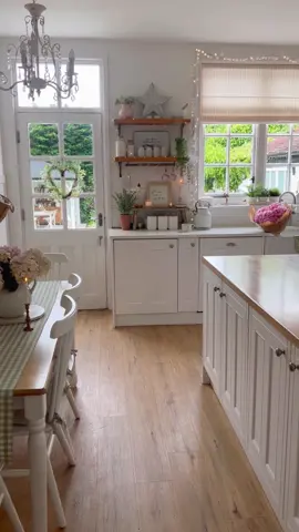 Peaceful Sunday mornings 🥰🌸🍃💕 Sending love from my home to yours 🏡🫶🏼💫 #myhome #tiktokhome #tiktokhomedecor #summervibes #kitchen 