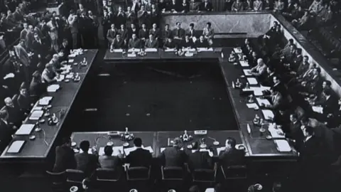 •Hiệp định Genève  21/7/1954 》Hiệp định Genève 1954 là hiệp định đình chiến được ký kết tại thành phố Genève, Thụy Sĩ nhằm khôi phục hòa bình ở Đông Dương. Hiệp định dẫn đến chấm dứt sự hiện diện của quân đội Pháp trên bán đảo Đông Dương và chính thức chấm dứt chế độ thực dân Pháp tại Đông Dương. #hiepdinhgeneva1954 #chientranhdongduong #khangchienchongphap #geneva 