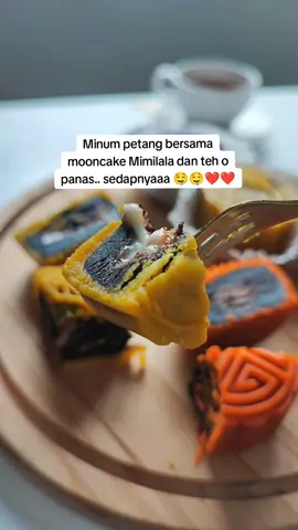 Ramai dah grab Combo Padu sbb dlm ni ada mcm2 flavour Chocolate yg sedap. Ibu2 kalau nak makan share dgn anak2 bole cepat grab set ni insyallah lebih berbaloi sbb akan dpt 12 pcs mooncake. Ada mcm2 flavour lain such as Pandan, Redbean, Redbean, yg ada inti kuaci.. wajib cuba gaiss 🥰👍❤️❤️ . #kuihbulanhalalmimilala #mooncaketelurasin #mooncakefestival #mooncakeviral #kuihbulansedap #mooncakemimilala #halalmooncakemelayu #mooncakesedap #mimilalamooncake #kuihbulan #surprisegift #kuihbulanhalalmimilala #halalmooncake #kuihbulanhalal #mooncake 