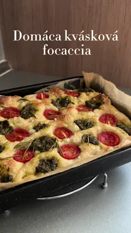 Najlepšia domáca kvásková focaccia❤️ Suroviny: 400ml vody 100g aktívneho kvásku 15ml olivového oleja 12g soli 500g pšeničnej chlebovej múky Postup: V miske zmiešame vlažnú vodu s aktívnym kváskom. Primiešame olivový olej, soľ a nakoniec múku. Zakryjeme a necháme 30 minút odpočívať. Po 30 minútach cesto prekladáme, zakryjeme a opakujeme rovnaký postup ešte dvakrát. Po poslednom prekladaní zakryjeme a necháme kysnúť 4 hodiny na kuchynskej linke (ak máte v kuchyni teplo, tento čas môže byť aj kratší. Cesto musí počas kysnutia zdvojnásobiť svoj objem). Potom cesto presunieme na noc do chladničky. Ráno cesto presunieme na plech vystlaný papierom na pečenie, ktorý pokvapkáme olivovým olejom. Cesto preložíme, polejeme olejom, zakryjeme utierkou a necháme 2 hodiny kysnúť. Opäť pokvapkáme olejom, prstami spravíme do cesta priehlbinky a pridáme topingy podľa chuti. Pečieme na najnižšom poschodí v rúre vyhriatej na 220° približne 25minút.  #recepty #pečenie #varenie #recepty_sk #pecenie #focaccia