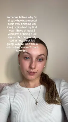 this selfie light is really picking up every part of my face #uni #university #unistudent #student #uniaccomodation #unihalls #ukuniversity #degree #unilife #relatable 