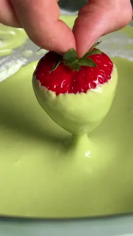 If you’re matcha obsessed like us then you need to try White Chocolate & Matcha Strawberries 🍵🍓. This recipe is a super simple way to elevate your regular chocolate covered strawberries. #matcha #strawberrymatcha #chocolatecoveredstrawberries #thedarcytwins #matcharecipe #greentea 