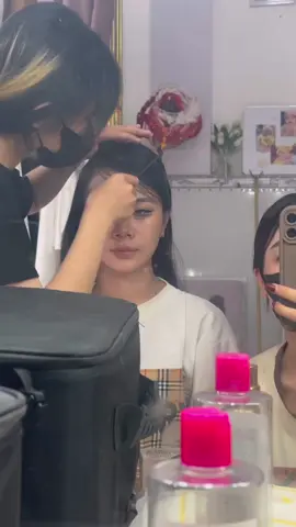 Mới tốt nghiệp Mộng Kha xong qua học makeup chị hả e 🤣.                   #hàlệmakeup #xuhuong #trend #phúyên #chupcuoi #chupanhcuoiphuyen #hocmakeupchuyennghiep #hocmakeupcanhan 