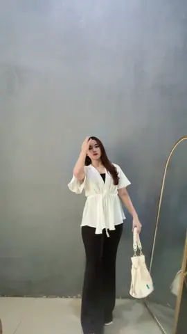 Outfit hari ini : blouse cassie crinkle bisa di pakai acara formal atau nonformal #rekomendasioutfit #rekomendasiootd #keranjangkuning #fyp #foryoupage #outfit #blouse #crinkle #nganjuk24jam #nganjukkotaangin #nganjuk_jawa_timur 