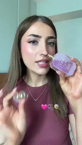 يلاااا 💬 انوثة بس داكن؟ 🎀🫧👃🏻 وانتوا كيف توصفوا عطوركن؟ 🤔  @Kayali “Vanilla Candy” 🍭🩷 #عطور #عطور_نسائيه #عطورات #جمال #بنات #بنات_تيك_توك #perfume #perfumetok #lebanon #dubai 