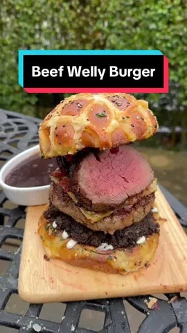 Who’s swapping out their Sunday Roast for a Beef Welly Burger today? 😋 #burger #beefwellington #britishfood #gordonramsay #comfortfood #sandwich #scran 