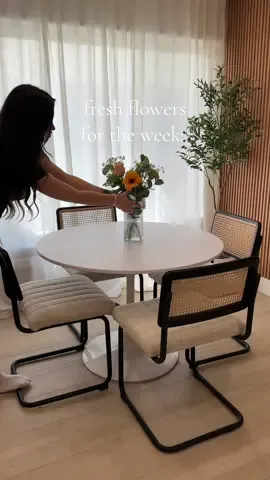 the best feeling🧡✨🌻 #freshflowers #homereset #bouquet #apartmentdecor #Home 