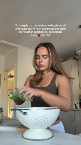 Estrogen dominance is one of the most common hormone imbalances!! If you're constipated your liver is not properly removing hormones through 💩 excess estrogen is sitting there and being reabsorbed back into your body = estrogen dominance and all those sh*tty symptoms. Eat more cruciferous veggies and flaxseeds to help with this 🥦 #hormones #womenshealth #estrogendominance #digestion #bloating 