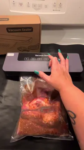 Vacuum food sealer #creatorsearchinsights #fypviral #fyp #TikTokShop #TikTokMadeMeBuylt #tiktokshopfinds #fypシ゚viral #foodsealer #vacuumfoodsealer #freezermeals #easydinner #Recipe #dinnerrecipe 
