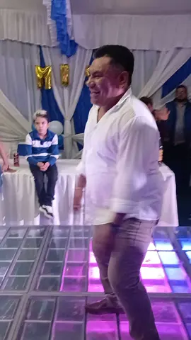 Cuando tu tío saca los pasos prohibidos. y te das cuenta que es todo un máster.  #highenergy  #dance #bailar 