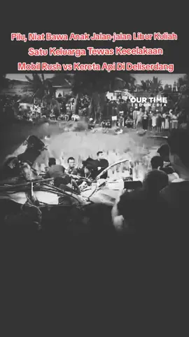 MEDAN - LUBUKPAKAM - Isak tangis sambut kedatangan 6 jenazah korban kecelakaan dan tabrakan kereta api di Desa Sumberjo Kecamatan Pagar Merbau Kabupaten Deli Serdang Minggu, (21/7/2024). Jenazah Ramses Manulang (52) menjadi jenazah pertama yang dibawa ambulan RSUD Amri Tambunan ke rumah duka. Setelah itu datang mobil ambulan yang membawa jenazah David Manulang (22). Pantauan www.tribun-medan.com jenazah keduanya tiba di rumah duka sekitar pukul 19.40 WIB. Saat itu sudah ramai ratusan warga termasuk para tetangga. Tangisan Setia Manulang (14) anak bungsu korban yang saat itu terdengar paling kencang. Meski tidak banyak mengeluarkan kata-kata namun tangisannya terdengar meraung. Wajahnya tampak sembab saat itu. Beberapa tetangga tampak menguatkannya. 