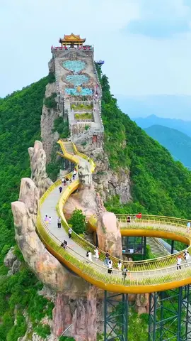 杭州马岭天观，一双巨大的佛手托起金色廊桥，被誉为世界上最累的双手 The Maling Tianguan Buddha's Hand Bridge, a pair of huge hands lifting a unique golden bridge, is known as the most tired pair of hands in the world 📍马岭天观景区，杭州市，浙江省 📍Maling Tianguan Scenic Area, Hangzhou City, Zhejiang Province #马岭天观  #malingtianguan 