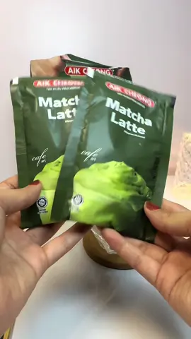 Matcha latte by Aik Cheong ❤️ #matcha #matchalatte #greentea #greenteaviral #aikcheong #fyp #fypシ #fypシ゚viral 
