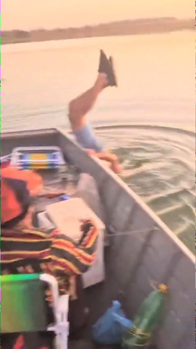 Quando o amigo fala vamos pescar vai ser tranquilo!!!! . . . . . . . . . . . . . . . .@Maria Eduarda Soares  ##trazendoalegria #tiktok #viralvideo #pescaria #comocrescernotiktok #crescernotiktok #férias #familia #fy #pesca 