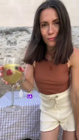 Mocktail sans alcool spécial anti cortisol 🌸 Le cortisol est une hormone stéroïde produite par les glandes surrénales, qui sont situées au-dessus des reins. Les glandes surrénales sont divisées en deux parties : la médullosurrénale (centre) et le cortex surrénal (partie externe). Le cortisol est produit dans le cortex surrénal. Les glandes surrénales et le cortisol jouent un rôle crucial dans la réponse au stress et la régulation de nombreuses fonctions corporelles. Prendre soin de ses glandes surrénales est essentiel pour maintenir une bonne santé globale et un équilibre hormonal. 🌸 Une recette simple de cocktail sans alcool qui prendra soins de vos glandes surrénales : Il suffit de mettre dans des verres des framboises et myrtilles. D’ajouter 1cas de vinaigre de cidre par verre, 1-2cm de gingembre frais râpé. Optionnel un filet d’érable ou un soupçon de sucre coco non raffiné. Puis de couvrir d’eau gazeuse, d’un peu de glaçon ou glace pilée et de rondelles de citron. La recette qui va faire fureur pendant les apéros! [elevated cortisol hormone imbalance Gut health] #hormonehealth #pms #spm #menstruation #santenaturelle #holisticwellness #mocktails #cortisol 