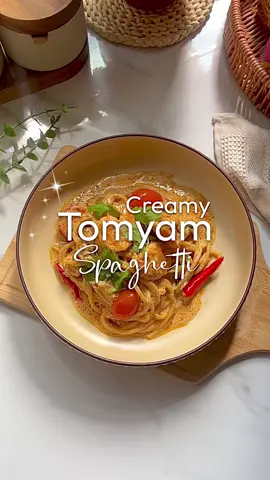 Creamy Tomyam Spaghetti 🍝✨ (Idea Menu Spaghetti) Hi, harini rasa macam nak makan pasta. So jom buat creamy tomyam spaghetti. 🥰 sangat sedap, creamy, masam2 fuhh. Satu pinggan pun tak cukup🤭  Bahan-bahan: - Spaghetti (direbus) - OKI Cooking Oil @OKI.Malaysia  - 3 ulas bawang putih - 1/2 biji bawang besar - 1 batang serai - Udang (nak guna ayam, daging semua boleh) - Pes tomyam - Thai Chili Paste (optional) - Daun limau purut - Susu cair @oki.malaysia  - Sedikit cooking cream - Chicken Stock @oki.malaysia  - Gula - Garam  - Cili padi - Sedikit air rebusan spaghetti  - Tomato Cherry - Perahan limau nipis - Daun ketumbar Selamat mencuba!!!✨