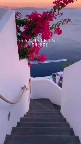 Let Me Book Your SANTORINI honeymoon 😍   #santorini #santorinigreece #santorinihotel #santorinihoneymoon #honeymoon #honeymoondiaries #honeymoontrip #honeymoontour #visitgreece #traveltiktok 