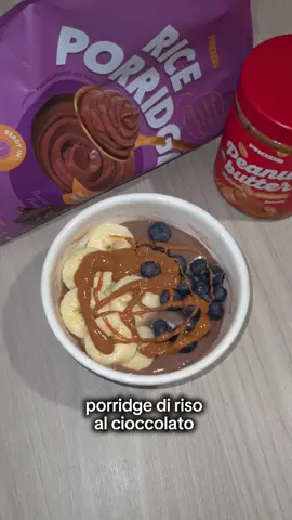 prepariamo insieme la colazione.. porridge di riso al cioccolato  Vi ricordo il mio codice WALTER10 da utilizzare sul sito PROZIS per avere sconto +omaggi  Colazione pronta in 30 secondi. Ricca golosa e perfetta per darti la carica!  Ingredienti  ✅️120ml latte vegetale/scremato o acqua  ✅️1 scoop rice Porridge al cioccolato @prozis  ✅️banana, mirtilli  ✅️burro di arachidi prozis  Vi basterà unire il latte e il preparato per porridge mescolare bene e via in microonde alla massima potenza per 30 secondi. Se lo desiderate più caldo e denso aumentare i secondi e le quantità. È possibile in alternativa al microonde utilizzare direttamente la bevanda già riscaldata e mescolare. Guarnite a piacere con frutta, semi e creme a piacere.  #porridge #riceporridge #colazione #cosamangio #ricetteveloci #ricettafacile #prozisitalia #prozis 