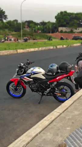 Karena hidup perlu banyak warna 🥰 #komorodstyle #cb150rmodifikasi #komorodcb150r #fyp #4u #cb150r #foryou #cb150rold #solostyle 