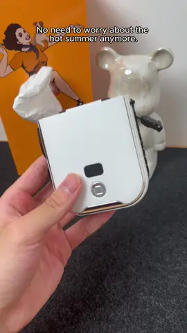 It's incredibly hot in the UK right now.#Summer #uk #powerbank #fan #handheldfan #tiktokmademebuyit #spotlight 