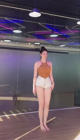 Thời buổi giờ lạ ghê ý.thấy đi học nhảy là nói” Gọi vốn, học để đi bar, học để mời gọi đại gia vân vân mây mây, các ông các bà nghĩ thoáng lên nào 😄 , thể dục thể thao,đam mê , phục vụ cv tốt hơn .ví dụ quần + áo em bán đó nha các chị 🤭🤭🤭#xuhuong #tiktokindia #xuhuong 