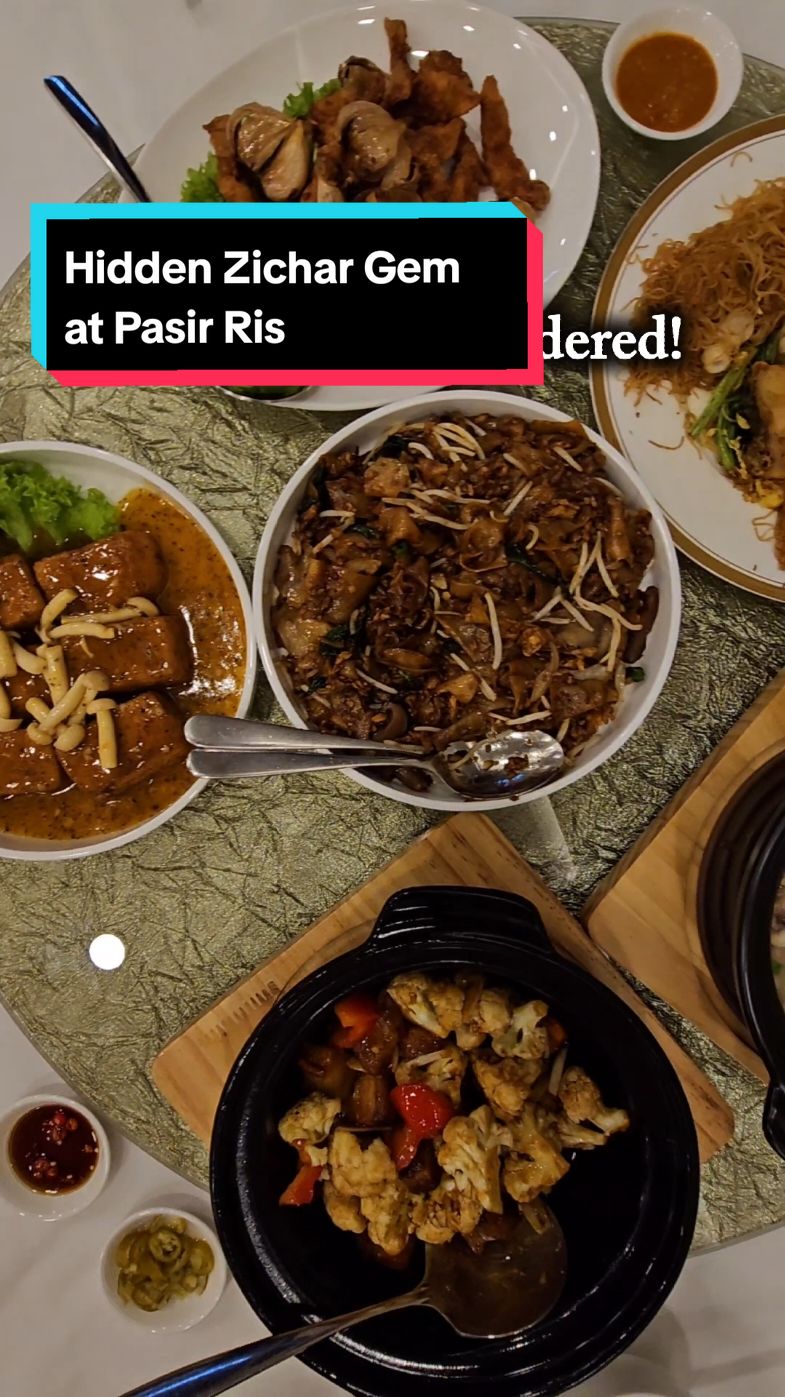 Guys, this is the true hidden gem at pasir ris if you're looking to have great jb zichar experience in a nice, casual ambience.  We loved the food here, especially the chye poh kway teow, it's my favorite! 😍 and the rest of the dishes are also super comforting. I APPROVE! #hiddengem #WhereToEat #sgfoodie 