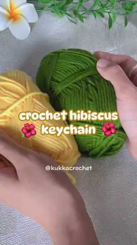 another flower keychain idea: hibiscus keychain 🌺 full tutorial yay or yaaay? 🙋🏻‍♀️💓 #crochet #crochetersoftiktok #crochettutorial #crochetideas #crochetpattern #crochetflower #crochetkeychain 