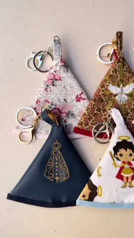 Novidadeee ! Amoooo ❤️ Porta Terço em tecido.  Ótima opção para lembrancinhas ou para presentear quem você ama . #portaterço #terço #tercos #tercospersonalizados #terços #oracao #oração #fé #lembrancinhas #batizado #batizados #espiritosanto #nossasenhoraaparecida #batismo 