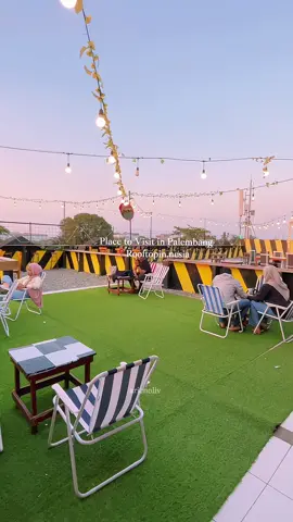 rooftopan pas nyore seru ya🥰  📍Rooftopin.nesia Jl. KH Ahmad Dahlan, 26 Ilir #makananpalembang #placetogopalembang #cafepalembang #jajanpalembang #fyppalembang #CoffeeTiktok 