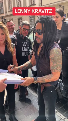 Lenny Kravitz podpisujący płyty tuż przed koncertem w Krakowie 🫶🔥 @Lenny Kravitz  #lennykravitz #lenny #kravitz #blueelectriclight2024 #tour #gwiazda #bigstar #fan #autographs #autograf #flyaway #again #ibelongtoyou #itaintovertillitsover #areyougonnagomyway #tauronarena #krakow 