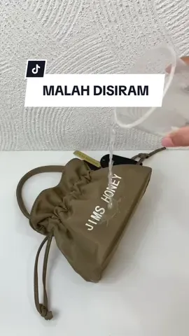 beli tas malah disiram-siram! dan ternyata waterproof😭 Andien Bag Jims Honey kena air dikit ga ngaruh bestie jadi buruan kamu checkout sekarang! #andienbagjimshoney  #Jimshoneysurabayastore  #PromoGuncang88 -ch 