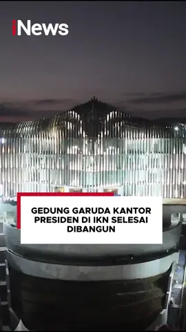 Pembangunan Gedung Garuda atau Kantor Presiden di IKN, Kalimantan Timur, telah rampung. Hal itu ditandai dengan pemasangan bilah terakhir dan tertinggi di sayap burung garuda. Pemasangan bilah terakhir atau bilah ke-4.650 itu dilakukan pada Minggu (21/7/2024). Dengan pemasangan bilah tembaga ke-4.650 tersebut, artinya proyek pembangunan gedung Kantor Presiden yang berlokasi di Kawasan Inti Pusat Pemerintahan, IKN itu telah rampung sepenuhnya. Sebelumnya, pemasangan bilah perdana dilakukan pada 17 September 2023 oleh Presiden Jokowi. #ikn #gedunggaruda #kantorpresiden