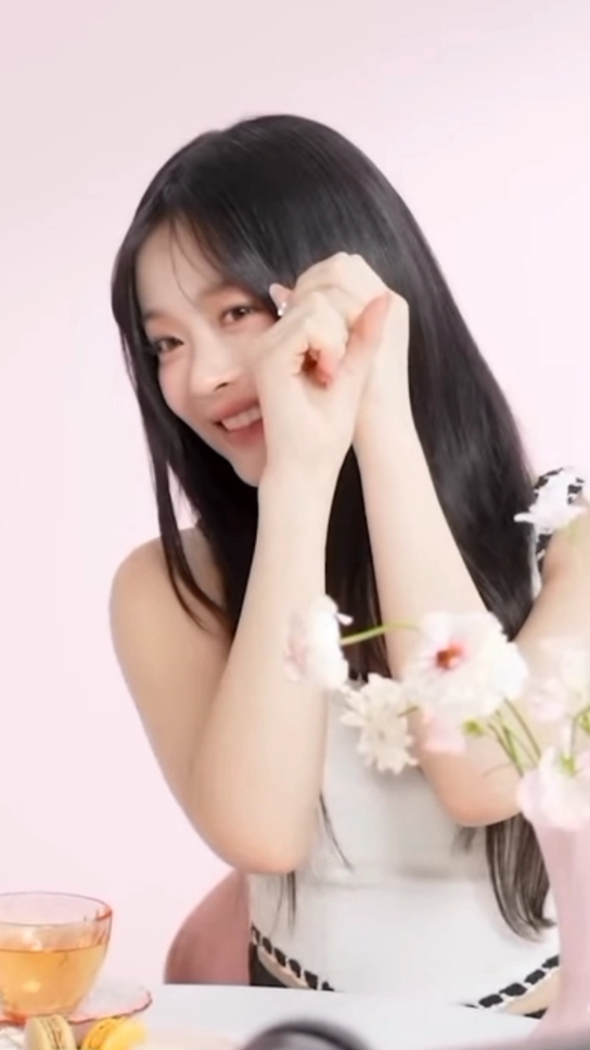 newjeans hanni pink fancam #hd #4k #fyp #fanpage #fancams #kpop #kpopfyp #hanni #newjeans #mojihye #하니 #뉴진스 #contents #trending #highquality #aesthetic #pink #coquette 