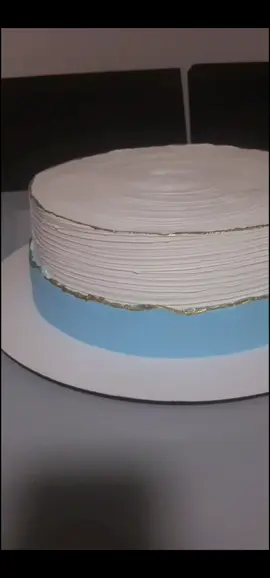 Bolo aro 25! 🎂  Peso: 4,6 kg R$ 130,00 #boloaro25 #boloconfeitado #confeiteiros #bolobrancoeazul 