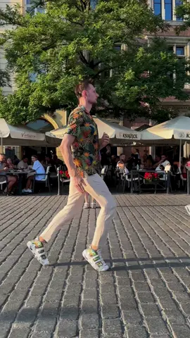 Damn what a smooth moonwalk 🤩