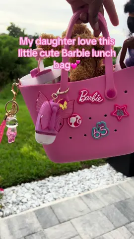My daughter’s favorite little bag💕💕 #lunchbag #backtoschoolshopping #toddlerbags #schoollist #barbiegirl #barbiebag #barbiegirl #fypage #viral #tiktokmademebuyit #cutebags #toddler #pinkbag 