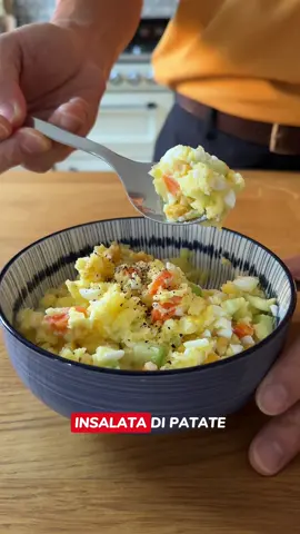 Oggi prepariamo un contorno perfetto per l’estate, amatissimo in Corea, l’insalata di patate! 🥔🇰🇷 1. Prima di tutto, facciamo bollire tre patate in acqua salata 2. Nel frattempo, mettiamo a bollire 5 uova per circa 10 minuti 3. Tagliamo a pezzetti mezzo cetriolo, rimuovendo la parte centrale. Tagliamo anche metà cipolla piccola  4. Nell’acqua delle patate, facciamo bollire per tre minuti metà carota e tagliamola a pezzetti 5. Dopo aver scolato le patate, rimuoviamo il tuorlo dalle uova e tagliamo l’albume a pezzetti 6. Una volta raffreddate le patate, aggiungiamo i tuorli e mescoliamo bene. Poi aggiungiamo il cetriolo, la cipolla, le carote, 5 cucchiai di mais, un cucchiaino di sale e uno di pepe, l’albume e maionese a piacere. Mescoliamo il tutto e serviamo È un piatto di origine giapponese che, in questa versione, è molto popolare in Corea. Si conserva in frigo per qualche giorno e si può mangiare anche freddo, per questo è molto consumato in estate! Io lo trovo delizioso! 🤤 #corea #coreadelsud #korea #ricettefacili #ricetteveloci #ricettecoreane #cibocoreano #patate #vegetariano 