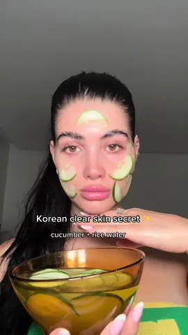 cucumber + rice water = clear skin 🥒🫶🏻✨ #koreanskincare #kbeauty #skincare #skintips #facemask #acneprone #fyp #cucumbermask