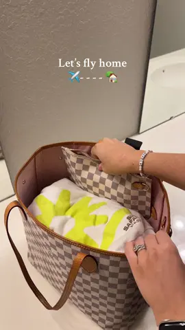 Finally home🤩 #packwithme #packwithmeasmr #letsgohome #goinghome #travel #traveldayvlog #traveldays #goinghomeoutfit #sahm #sahmlife #sahmsoftiktok #sahmroutine #sahmomlife #toddlermom #toddlertok 