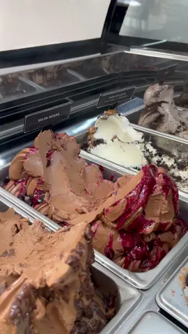 🍦Selva Negra 🍫🍒 Helado de chocolate con amarenas ✨ Un helado suave e intenso 🤩 ¡Ven yaaa a probarlo! #manizales #manizalesdelalma #helado #helados #postre #postres #icecream #icecreamlover #gelato #gelatolovers #villamaria #caldas