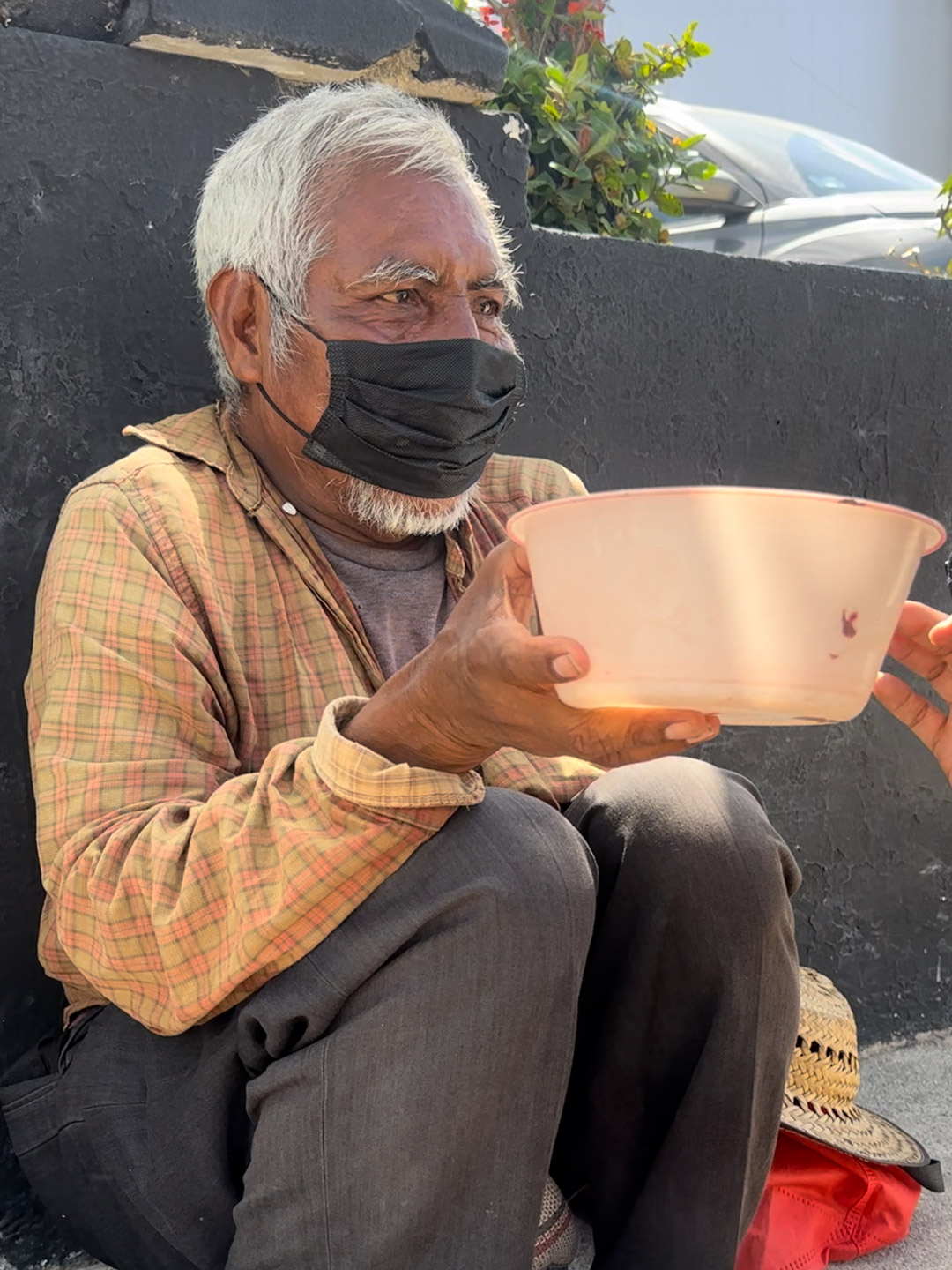 Con un pequeño gesto no le solucionas la vida a la gente, pero les demuestras que todavía hay esperanzas y bondad en el mundo. 🌟🤝💖  Antonio se encuentra en situación de calle y pide dinero todo el día para poder comer.   En mi primer encuentro con el, fuimos al súper para poder comprar provisiones para algunos días... ¿Quieren verlo?   Like para parte II.   Si deseas realizar un aporte escribime un DM para indicarte cómo puedes hacerlo posible 📩