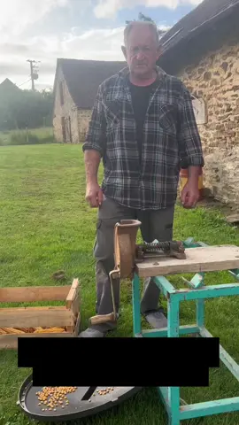 Jean Louis présente l’egreneur à maïs 🌽 #pourtoi 