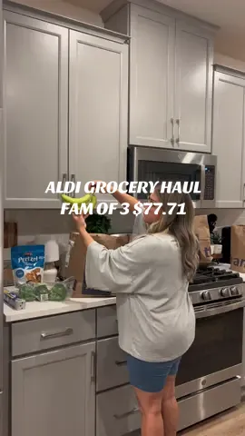 these prices are just too dang good🙌🏻💁🏼‍♀️ #aldi #aldifinds #alditiktok #aldihaul #grocery #groceryhaul #groceries #momonabudget #grocerybudget #easymealideas #comprabarato #listadecompras #mamalatina 