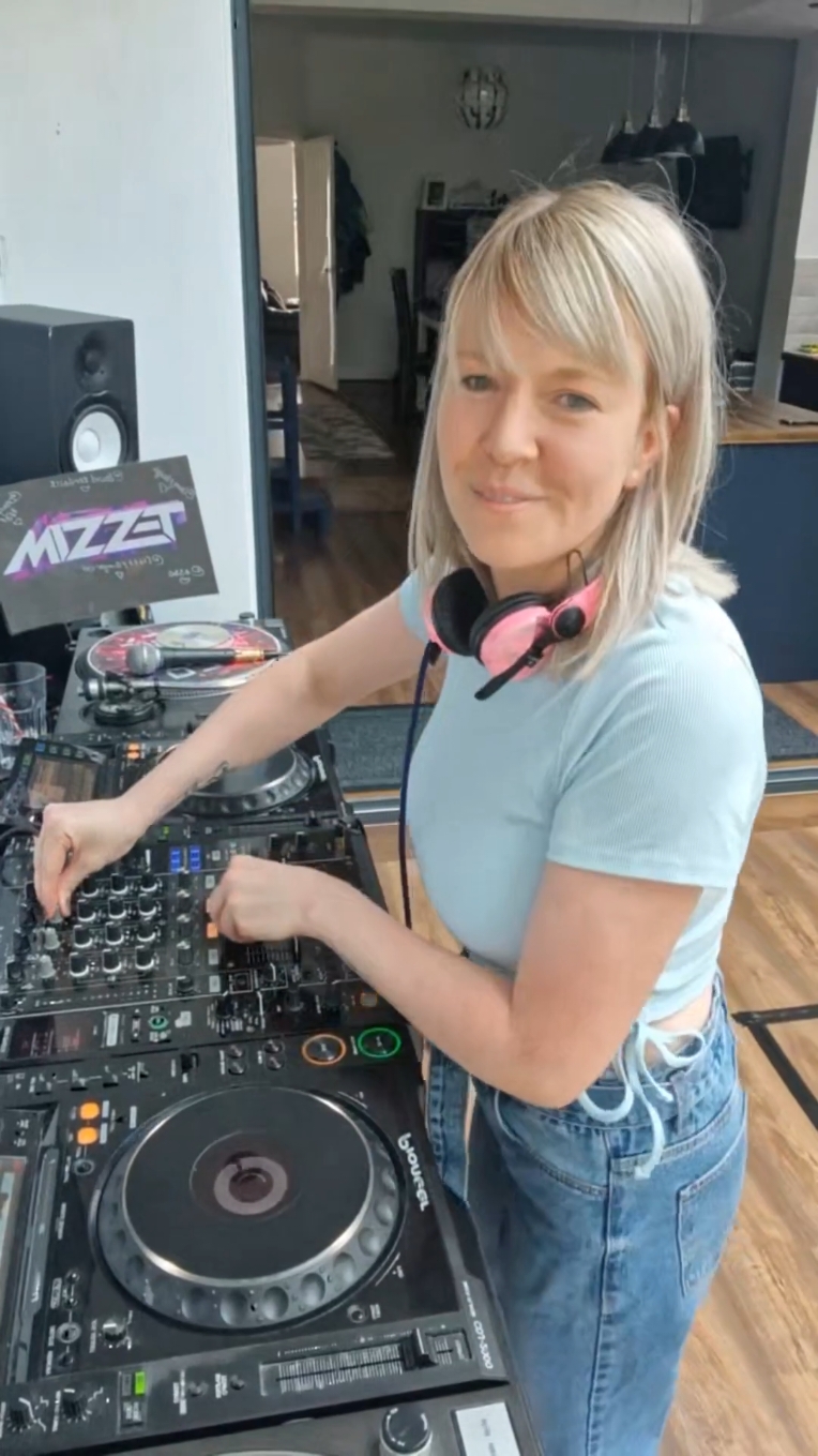 #LIVEhighlights #TikTokLIVE #LIVE #djmizzt #mizzt #tunes #femaledjs #fyp #foryoupage 