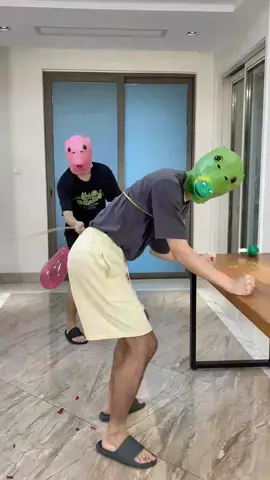 Invite your friends to watch the eyesight challenge and the uppressing laughter challenge #fungame #funnytiktok #funnyvideos #foryou #guanbue68 