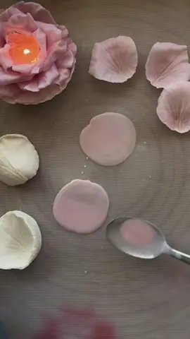 Tutorial: How to make a rose-shaped candle from beeswax! ✨ It’s easy and fun! Try it yourself and share your results in the comments! #candle #candlemaking #handcraft #candlelover #tiktokdiy #diycandle #tutoriales 