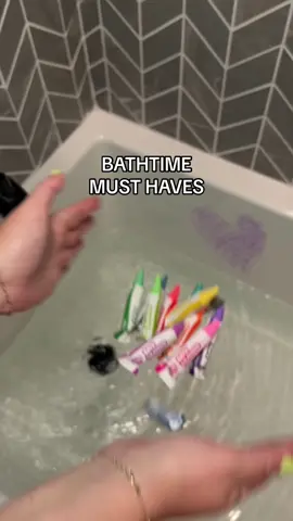Bathtime favorites!🛁🖍️✨ #bathtimefun #bathtubcrayons #bathtimeroutine #kortneyandkarlee 